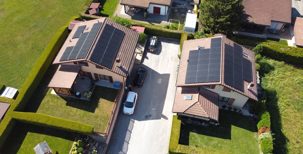 Zwei Häuser in der Schweiz mit Sonnenkollektoren auf dem Dach