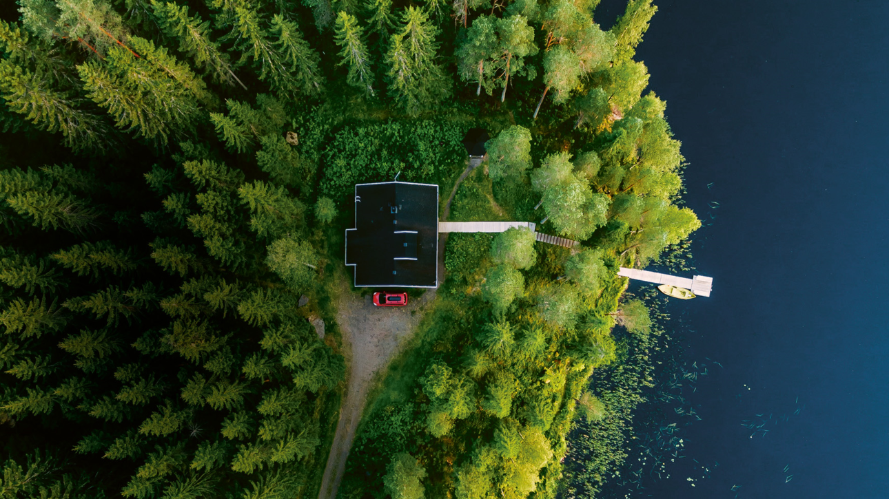 Imagen general con una casa en medio del bosque.