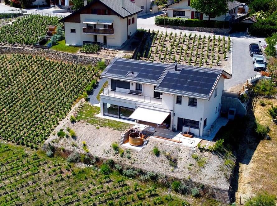 Solarmodule auf dem Dach eines Hauses in der Schweiz