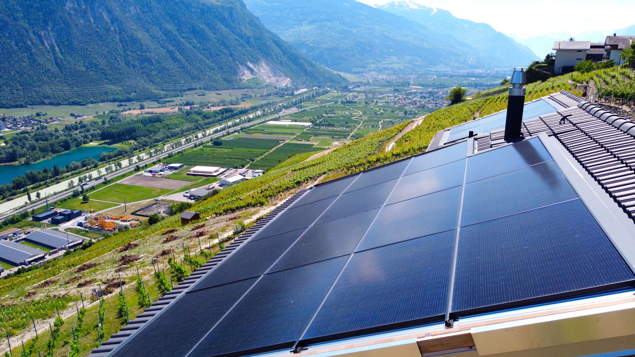 panneaux solaires sur le toit d'une maison en Suisse