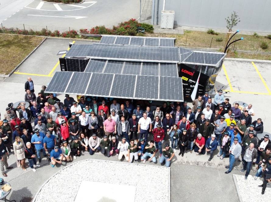 Solar-Schmetterling bei Studer in der Schweiz mit allen Mitarbeitern von Studer