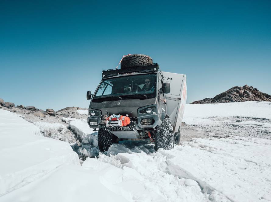 Peak Evolution, le camion dans la neige au sommet de la montagne