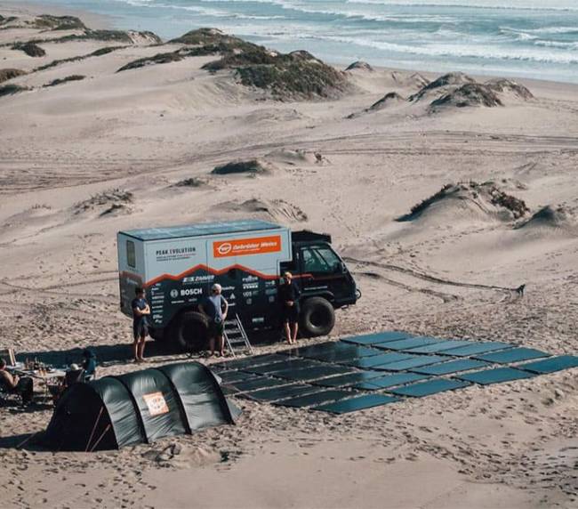 Peak Evolution, camión en la arena