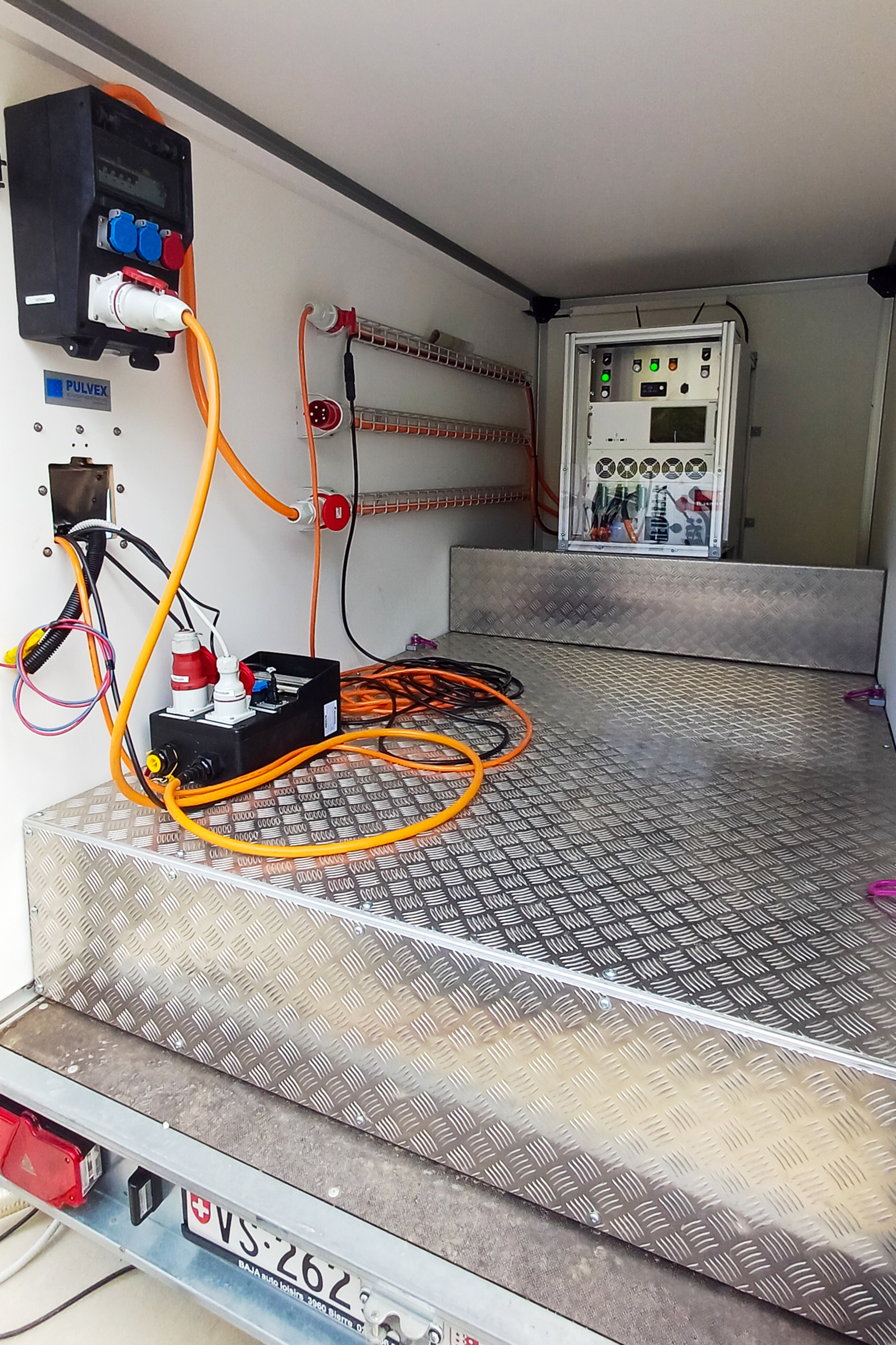 Mobile milking system at the Orzival Alpage, energy conversion trailer