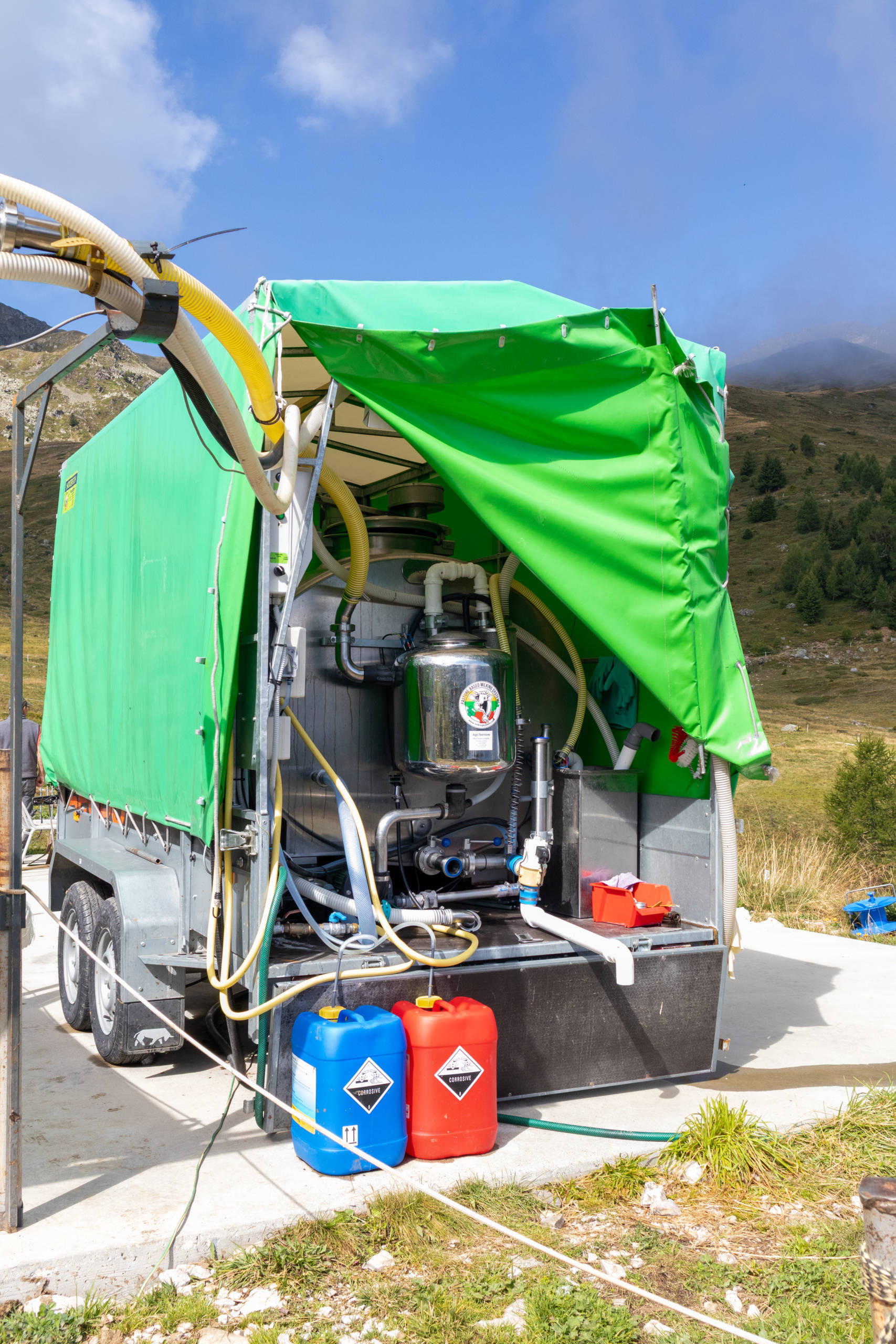 Mobile milking system at the Orzival Alpage